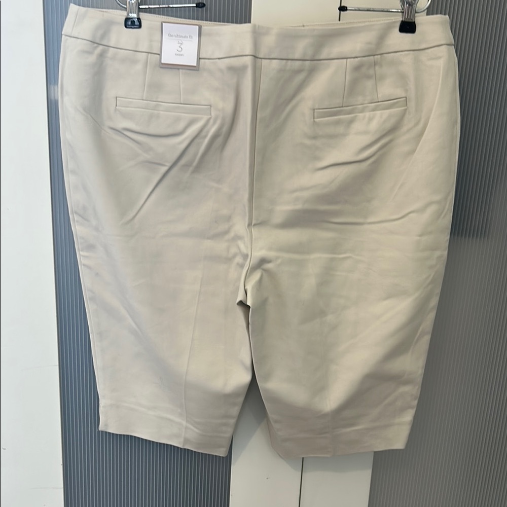 NWT $59 Chico's Beige Women's Chino Bermudas Shorts The Ultimate Fit - Picture 2 of 6